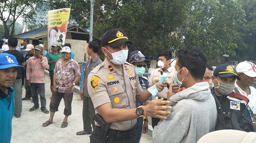 Polsek Kawasan Pelabuhan Tembilahan Dirikan Posko Kesehatan dan Bagi-bagi Masker